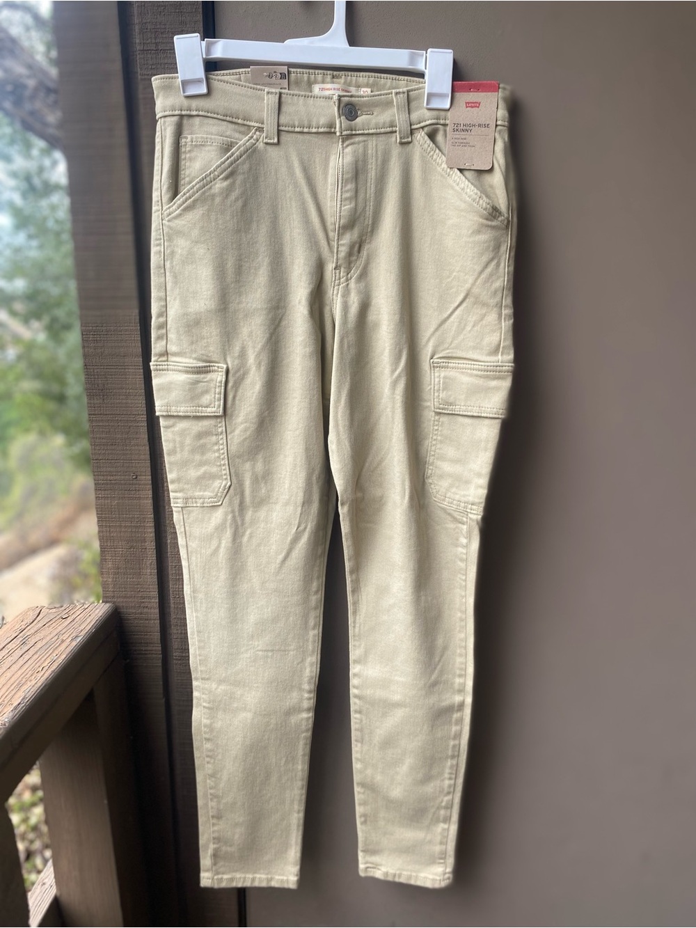 Levi's Slim Cargo Jeans in Light Beige Brand New